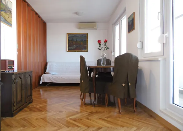 Eurit Shown In Detail Apartment Split